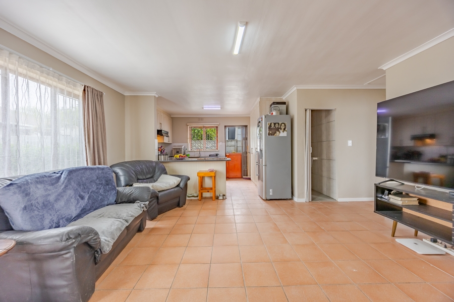 3 Bedroom Property for Sale in Oakglen Western Cape